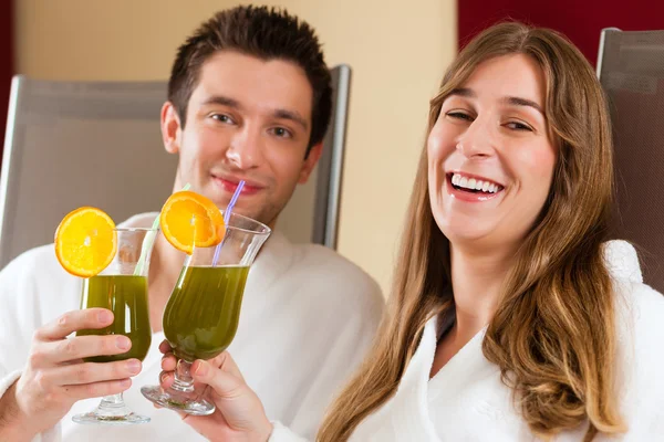 Wellness - Couple with Chlorophyll-Shake in Spa — Stock Photo, Image