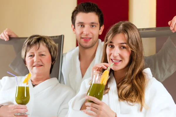 Wellness - People in Spa with Chlorophyll-Shake — Stock Photo, Image