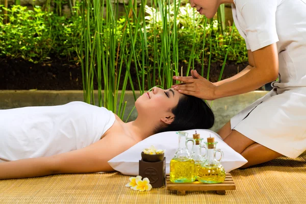 Femme asiatique ayant un massage dans un cadre tropical — Photo