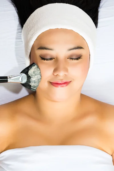 Kosmetika - asiatisk kvinna får en ansiktsmask — Stockfoto