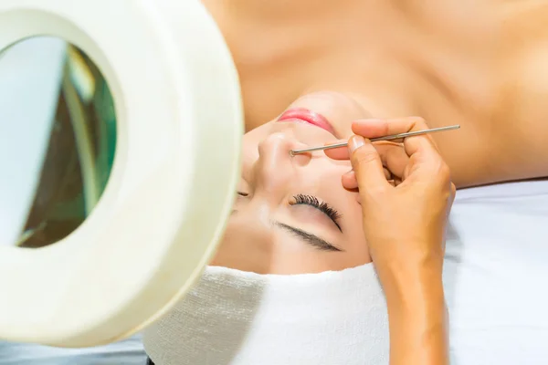 Mulher asiática recebendo um tratamento facial no spa — Fotografia de Stock