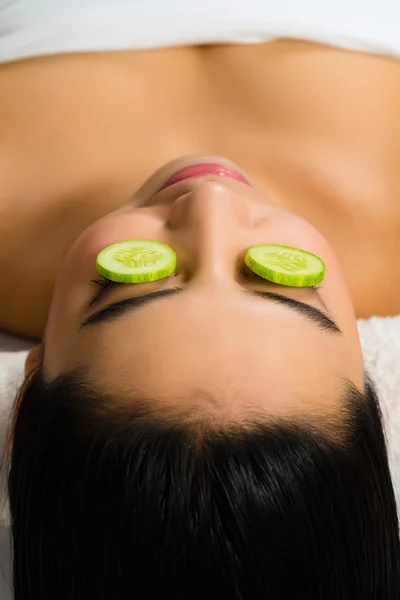 Asian woman getting a facial treatment in spa — Stock Photo, Image