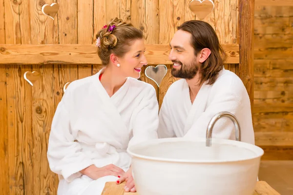 Couple at wellness spa enjoying romantic trip — Stock Photo, Image