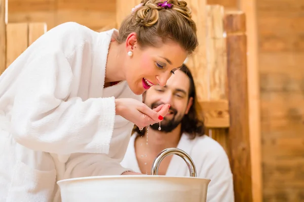 Casal no spa de bem-estar desfrutando de viagem romântica — Fotografia de Stock