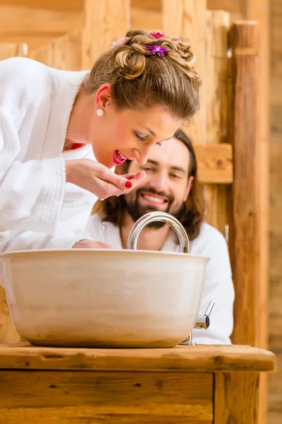 Couple au spa bien-être profitant d'un voyage romantique — Photo