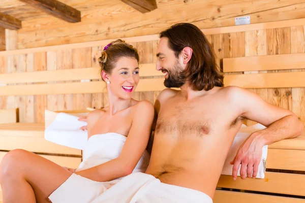 Para siedzi w wellness spa sauna — Zdjęcie stockowe