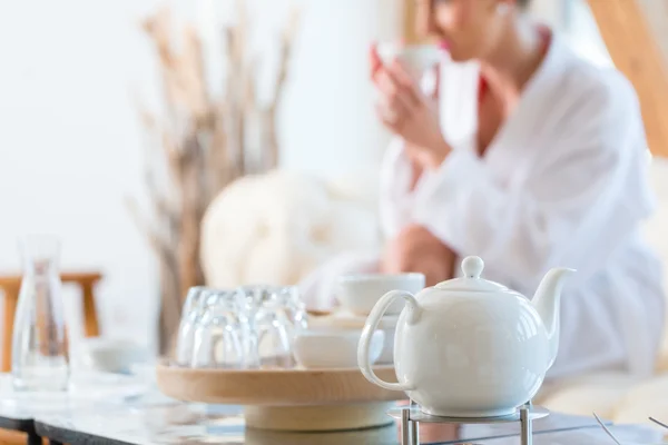 Mujer tomando té en el spa de bienestar — Foto de Stock