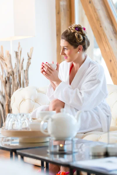 Frau trinkt Tee im Wellness-Spa — Stockfoto