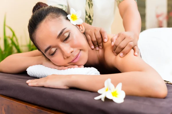 Indonesiska kvinna med aroma terapi massage — Stockfoto