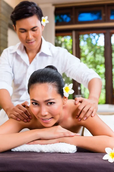 Indonesiska kvinna med aroma terapi massage — Stockfoto