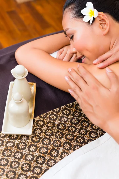 Indonesia asiática mujer en wellness spa masaje —  Fotos de Stock