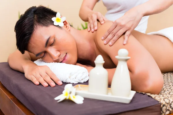 Indonesian Asian man at wellness massage — Stock Photo, Image