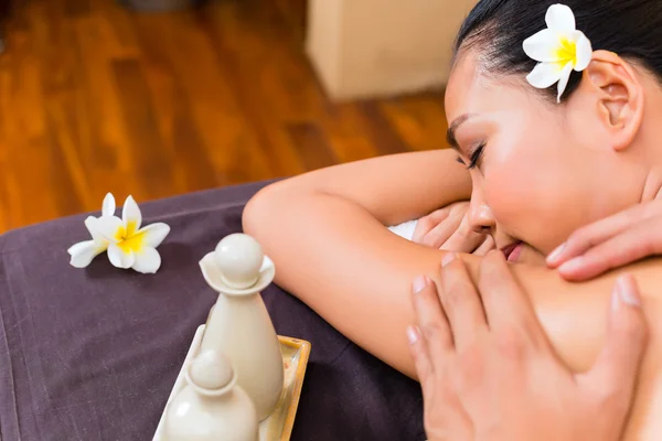 Indonesia asiática mujer en wellness spa masaje —  Fotos de Stock