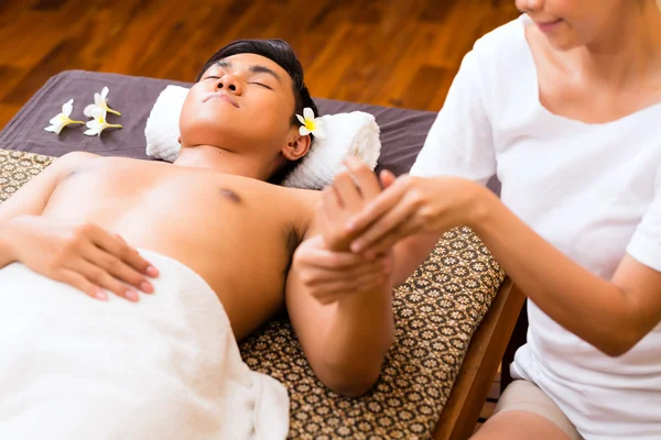 Indonéský muž s wellness ruční masáž — Stock fotografie