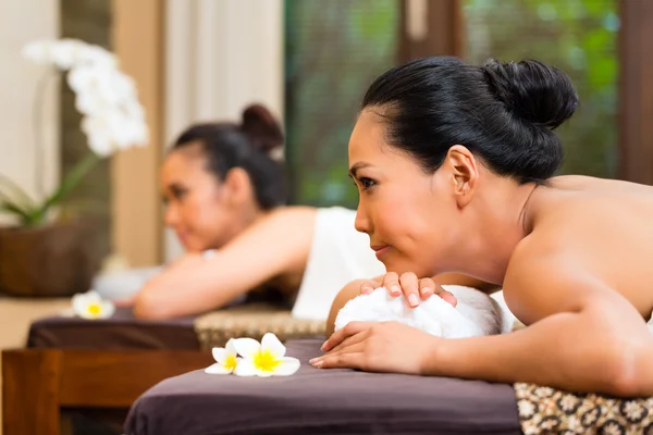 Dos mujeres indonesias teniendo masaje de bienestar —  Fotos de Stock