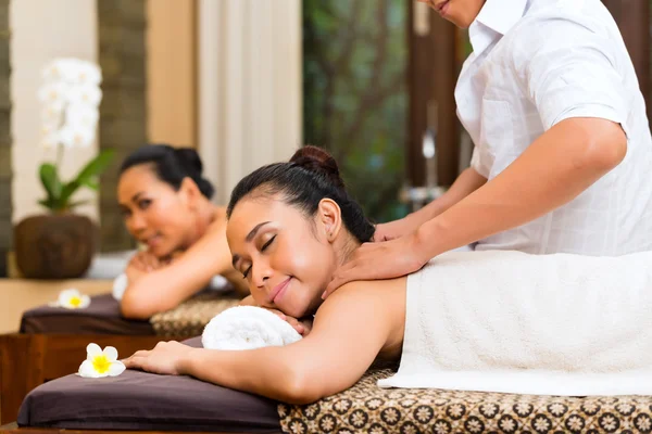 Indonesian women at wellness spa massage — Stock Photo, Image