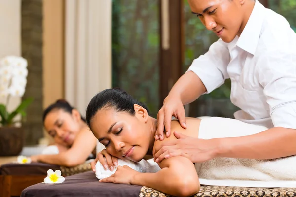 Женщины Индонезии на оздоровительном спа-массаже — стоковое фото