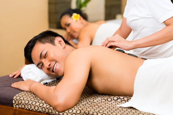 Indonesiska par med wellness massage — Stockfoto