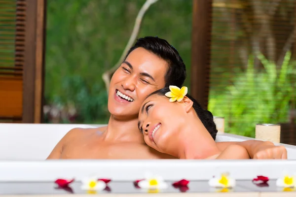 印尼对夫妇在温泉疗养浴 — 图库照片