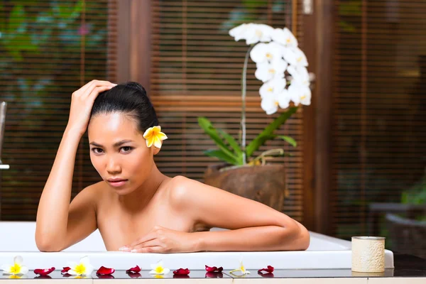 Ινδονησιακή γυναίκα έχει ευεξίας λουτρό σε spa — Φωτογραφία Αρχείου