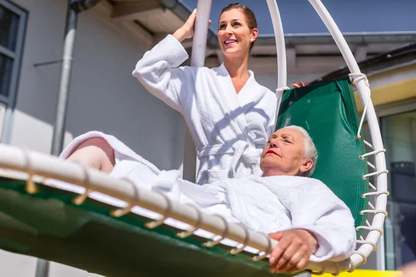 Frauen entspannen sich auf Liegen im Wellness-Spa — Stockfoto