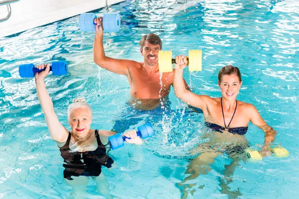 Grupo de pessoas em ginástica aquática ou aquaróbica — Fotografia de Stock