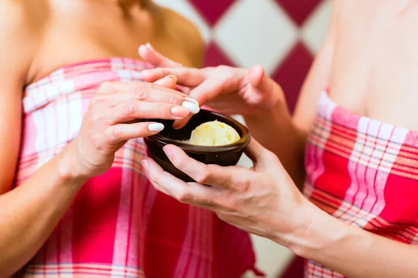 Femmes dans Hammam bain de vapeur avec peeling bien-être — Photo