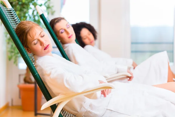 Mujeres en la sala de relajación del spa de bienestar — Foto de Stock