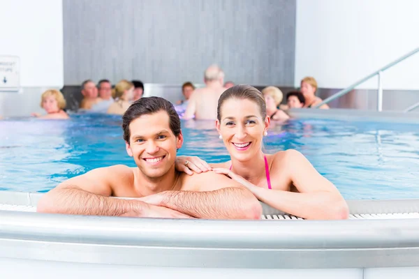 Pareja bañándose en la piscina — Foto de Stock