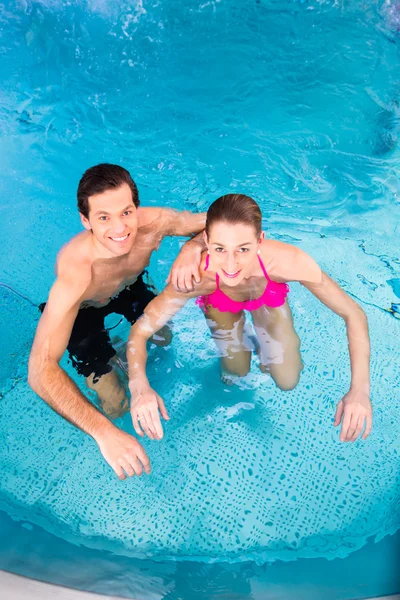 Paar badet im Schwimmbad — Stockfoto