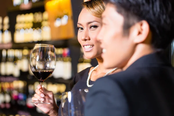 Asiático casal beber vinho tinto — Fotografia de Stock