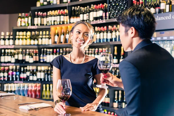 Asiático casal beber vinho tinto — Fotografia de Stock