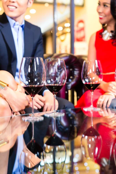 Друзі азіатських пиття вина в барі — стокове фото