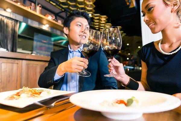 Couple asiatique griller avec du vin rouge — Photo