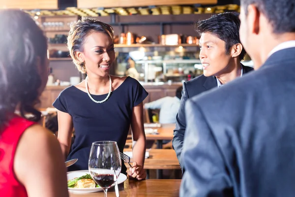 Amigos asiáticos comemorando no restaurante — Fotografia de Stock