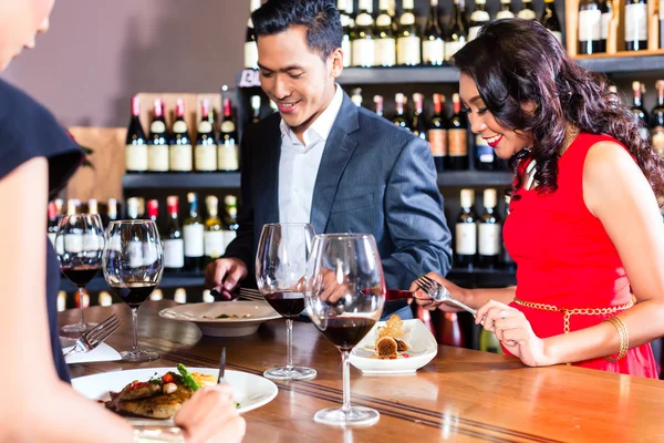 Amigos asiáticos comemorando no restaurante — Fotografia de Stock