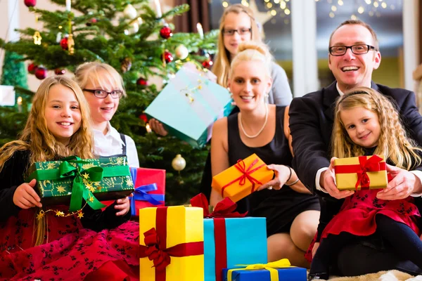Familie mit vielen Weihnachtsgeschenken unterm Baum — Stockfoto