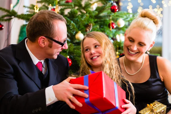 크리스마스 선물 박싱 데가에 가족 — 스톡 사진