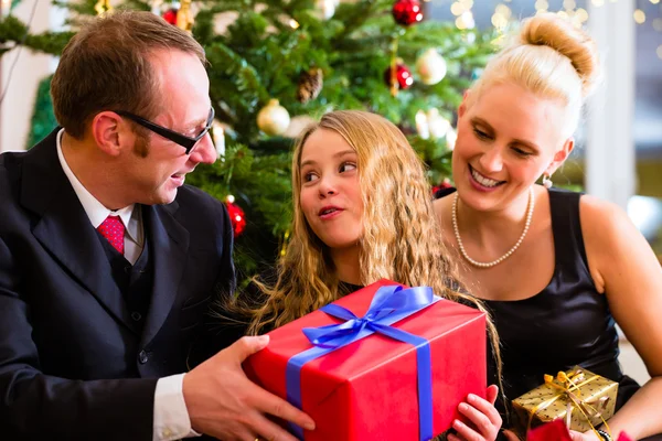Família com presentes de Natal no dia de boxe — Fotografia de Stock