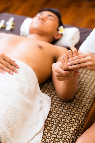 Indonésio homem ter bem-estar mão massagem — Fotografia de Stock