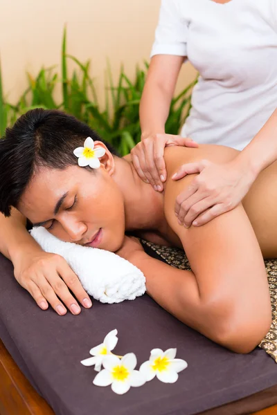 Indonesian Asian man at wellness massage — Stock Photo, Image