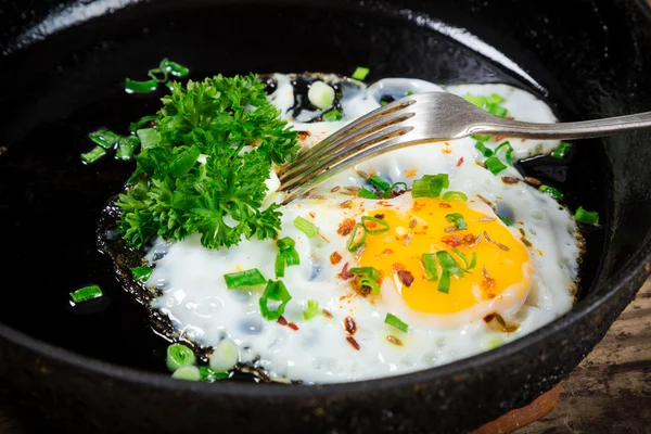 Huevo frito con verduras en sartén — Foto de Stock