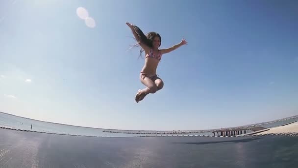 Девушка прыгает на батуте — стоковое видео