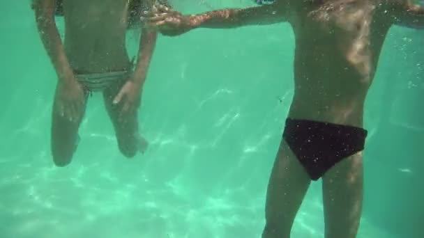 Duas crianças mergulhando na piscina — Vídeo de Stock