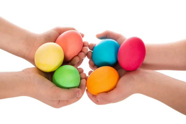 Ovos de Páscoa em duas mãos de criança — Fotografia de Stock