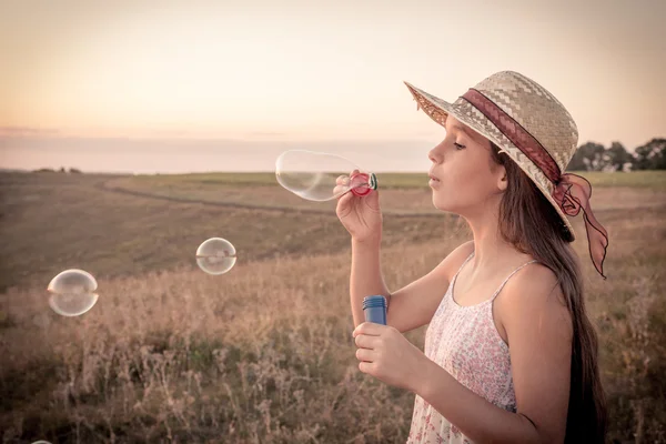 Ragazza che fa saltare le bolle di sapone — Foto Stock