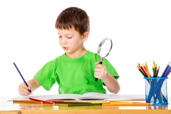 Niño pequeño dibujar con lápices y lupa — Foto de Stock