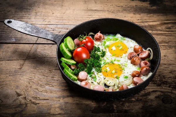Sosis ve sebzeler tavada kızarmış yumurta — Stok fotoğraf