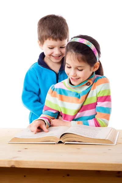 Dwa urocze dzieci czytanie książki — Zdjęcie stockowe
