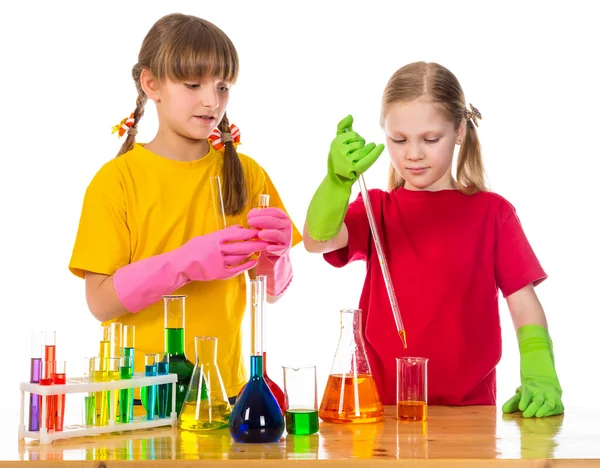 Twee meisje het maken van een chemische experiment — Stockfoto